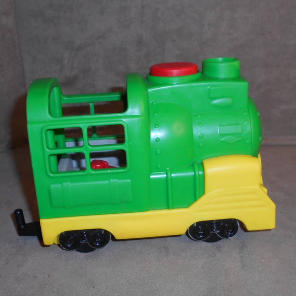 2016 Friendly Green Passenger Train Engine Only Light & Sound DYF20 Being Polite - Picture 4 of 8